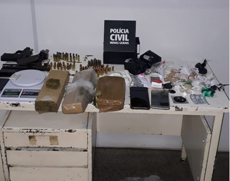 PC prende suspeito de tráfico de drogas e posse ilegal de arma de fogo - Foto: Divulgação/PCMG