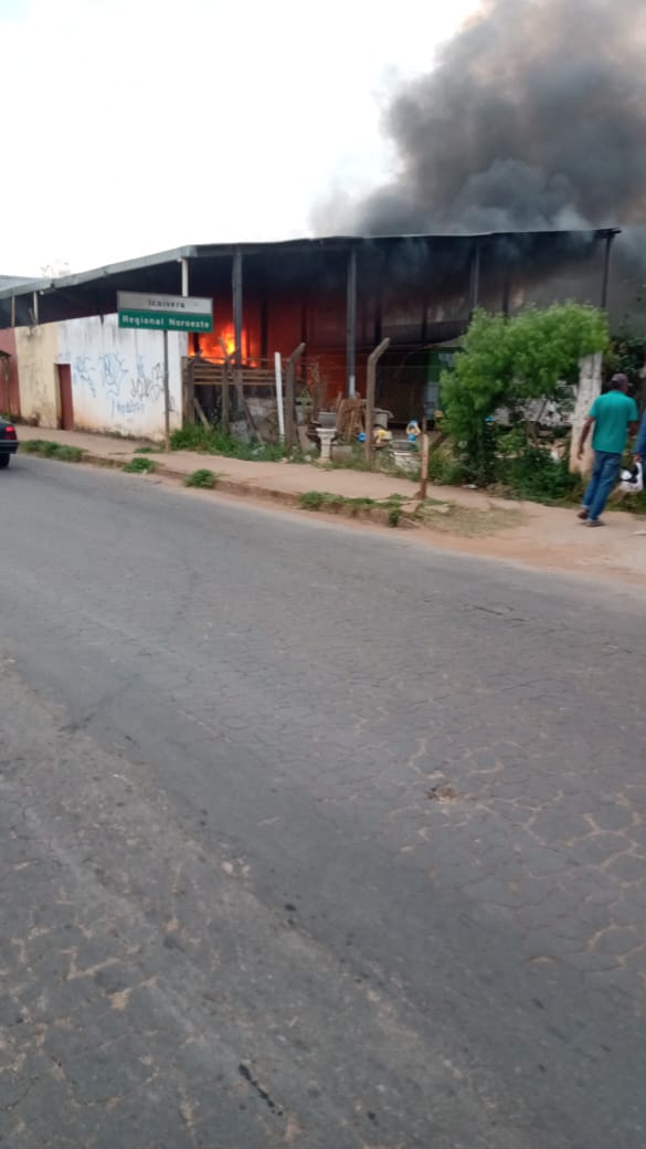 Cinco veículos ficam destruído após incêndio atingir galpão em Contagem - Foto: Reprodução/Redes Sociais