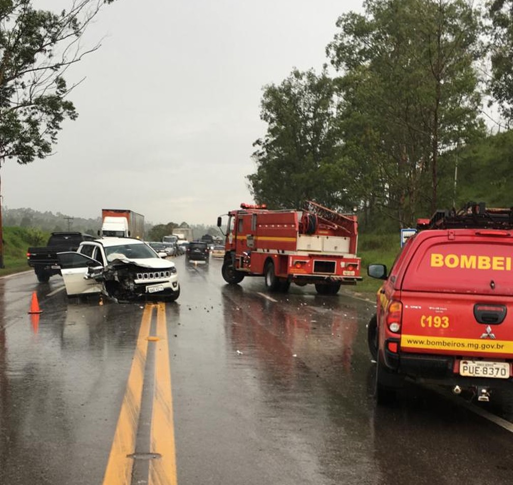 Seis pessoas ficam feridas em acidente na BR-040, em Conselheiro Lafaiete - Foto: Corpo de Bombeiros/Divulgação