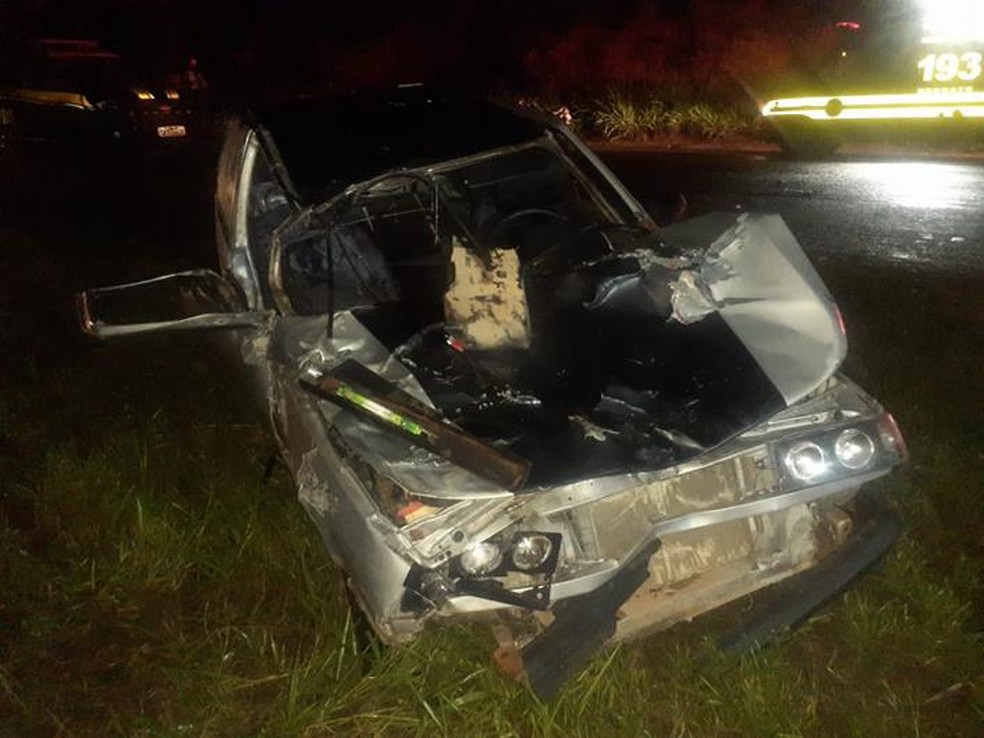 Três pessoas ficam feridas após acidente entre carro e vaca na BR-116, em Muriaé - Foto: Divulgação/Corpo de Bombeiros