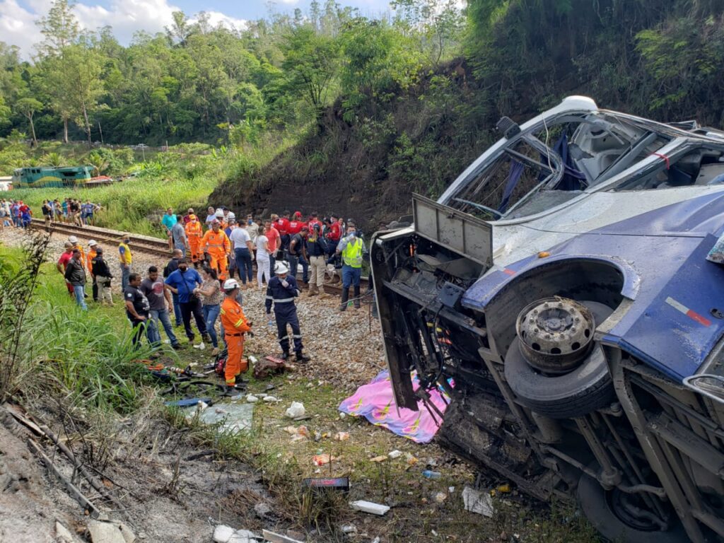 Bombeiros fizeram o resgate das vítimas junto com PRF e ambulâncias locais - Foto: Divulgação/Corpo de Bombeiros