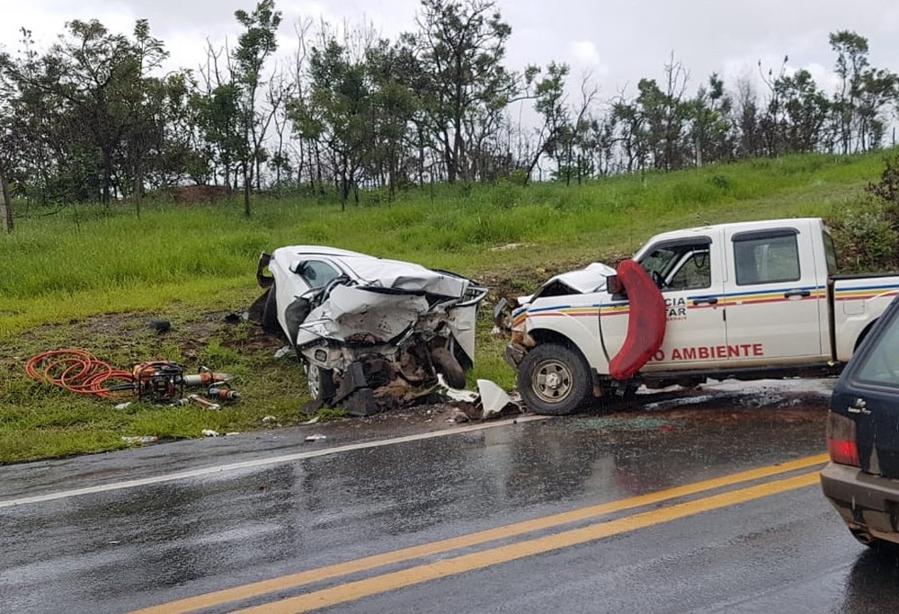 Cinco pessoas morrem em acidente entre carro de passeio e viatura da polícia na MG-050 em Capitólio - Foto: Corpo de Bombeiros/Divulgação