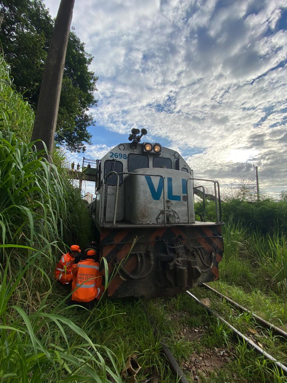 Homem tem perna amputada após ser atropelado por trem no bairro Vista Alegre, em BH 1 Homem tem perna amputada após ser atropelado por trem no bairro Vista Alegre, em BH - Foto: Divulgação/Corpo de Bombeiros