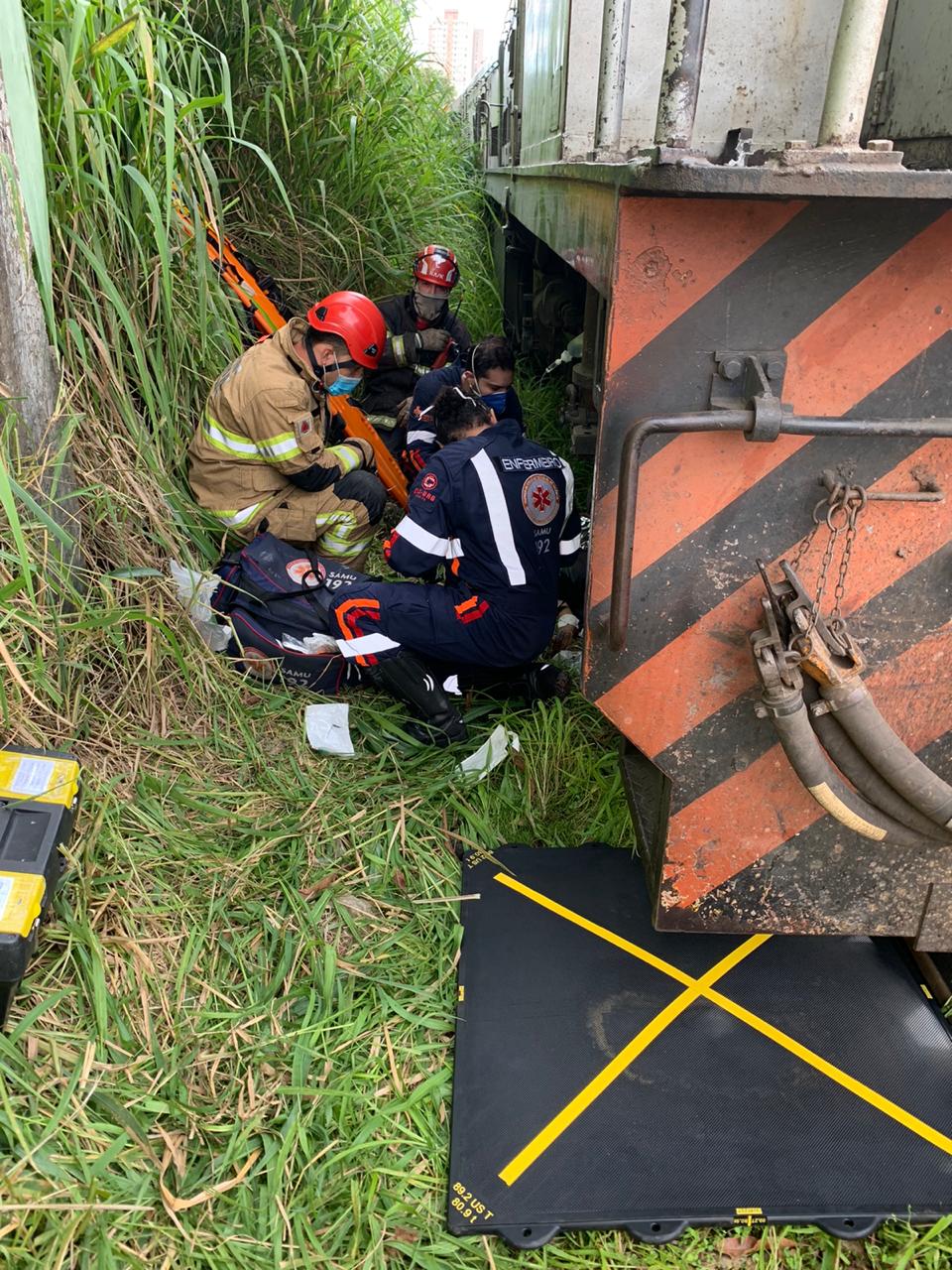 Homem tem perna amputada após ser atropelado por trem no bairro Vista Alegre, em BH 2 Homem tem perna amputada após ser atropelado por trem no bairro Vista Alegre, em BH - Foto: Divulgação/Corpo de Bombeiros