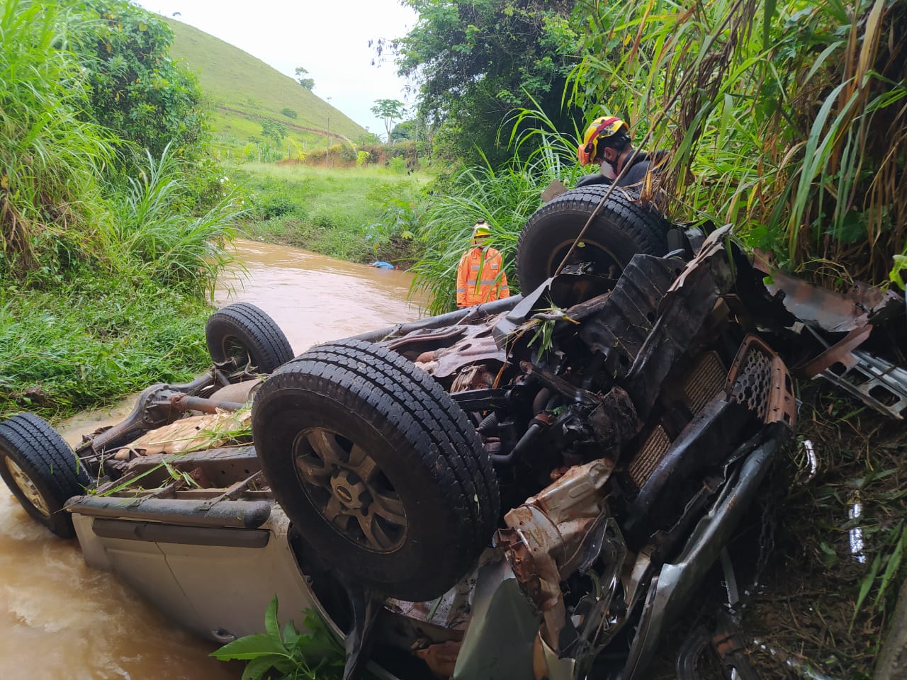 Mulher morre e quatro pessoas ficam feridas em acidente na BR-267 entre Maripá de Minas e Bicas - Foto: Divulgação/Corpo de Bombeiros