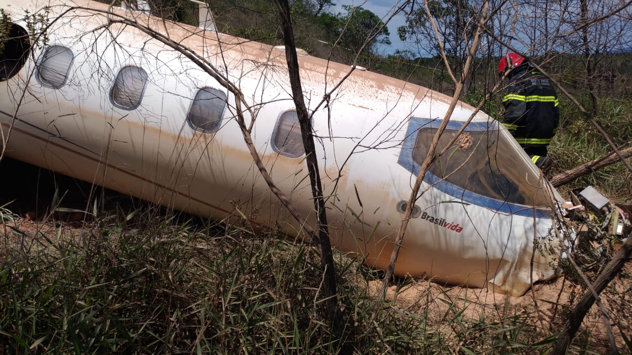 Aeronave de pequeno porte cai durante pouso em aeroporto de Diamantina - Foto: Divulgação/Corpo de Bombeiros