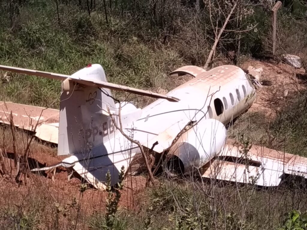 Aeronave de pequeno porte cai durante pouso em aeroporto de Diamantina - Foto: Divulgação/Corpo de Bombeiros