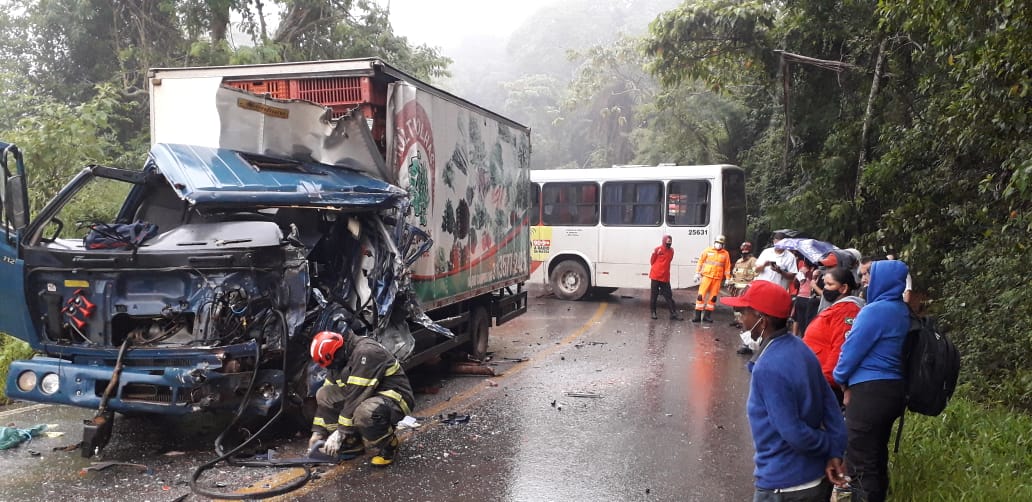 Acidente entre ônibus e caminhão deixa duas pessoas feridas, em Caeté - Foto: Divulgação/Corpo de Bombeiros