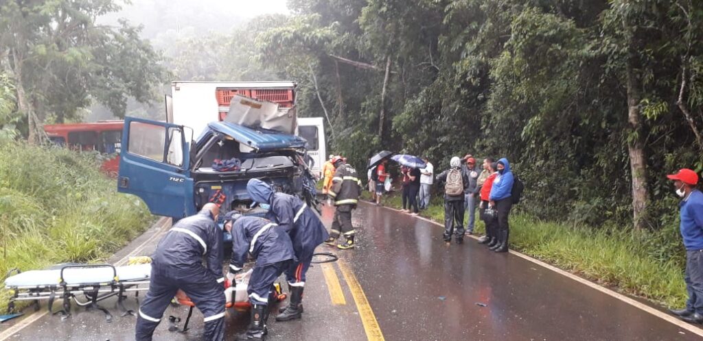 Acidente entre ônibus e caminhão deixa duas pessoas feridas, em Caeté - Foto: Divulgação/Corpo de Bombeiros