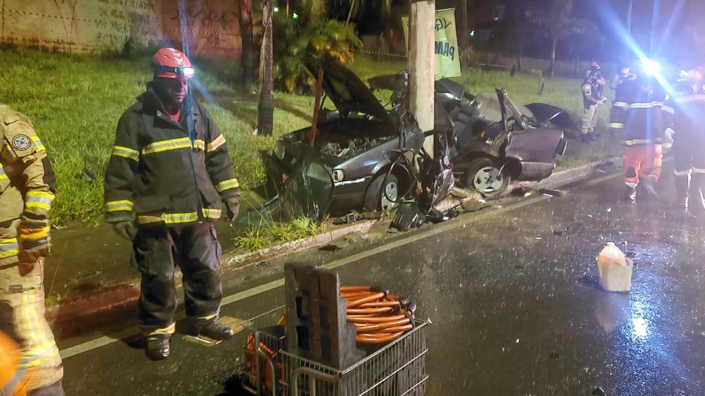 Duas pessoas morrem após bater em poste na Via Expressa de Contagem - Foto: Divulgação/Corpo de Bombeiros