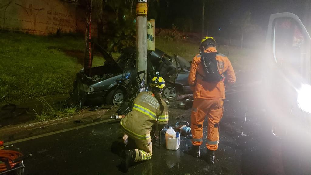 Duas pessoas morrem após bater em poste na Via Expressa de Contagem - Foto: Divulgação/Corpo de Bombeiros