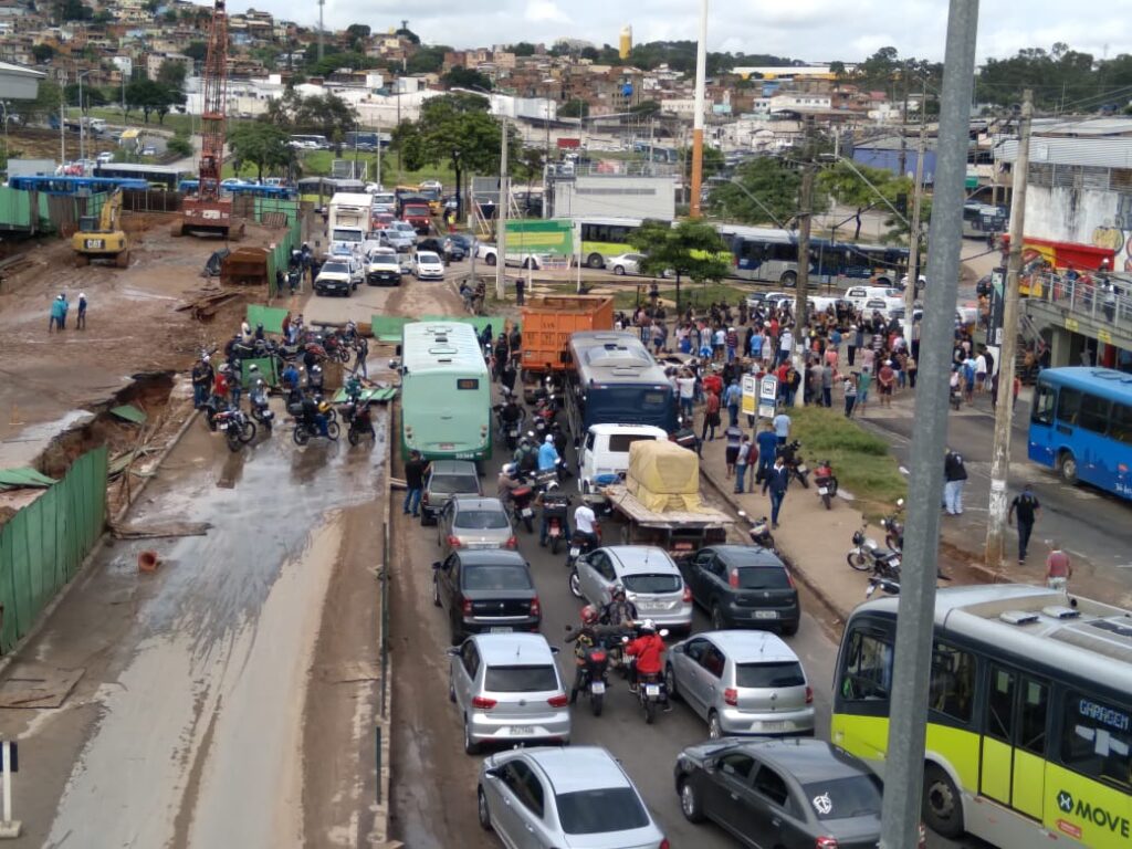 Manifestação durante a manhã no bairro Primeiro de Maio, em BH - Foto: Elberty Valadares/Por Dentro de Minas