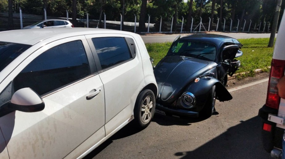 Uma pessoa morre em acidente entre três carros em Poços de Caldas - Foto: Divulgação/Corpo de Bombeiros