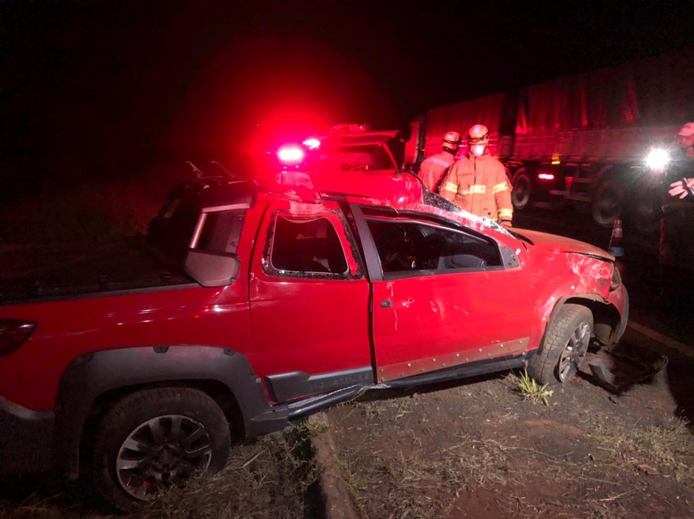 Acidente com carro mata mulher na MGC-154, em Ituiutaba - Foto: Divulgação/Corpo de Bombeiros