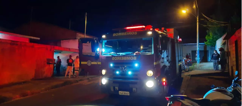 Taxista morre após ser prensado pelo próprio carro durante conserto em Araxá - Foto: Divulgação/Corpo de Bombeiros