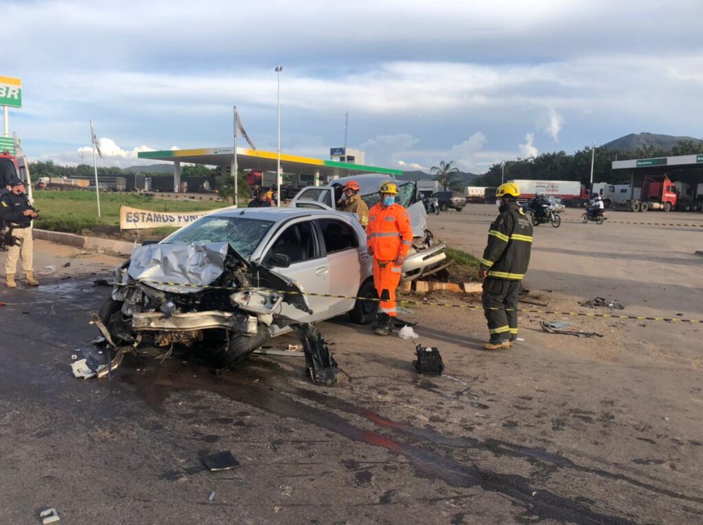 Duas pessoas morrem em acidente na BR-381, no trevo de Ravena, em Sabará - Foto: Divulgação/Corpo de Bombeiros