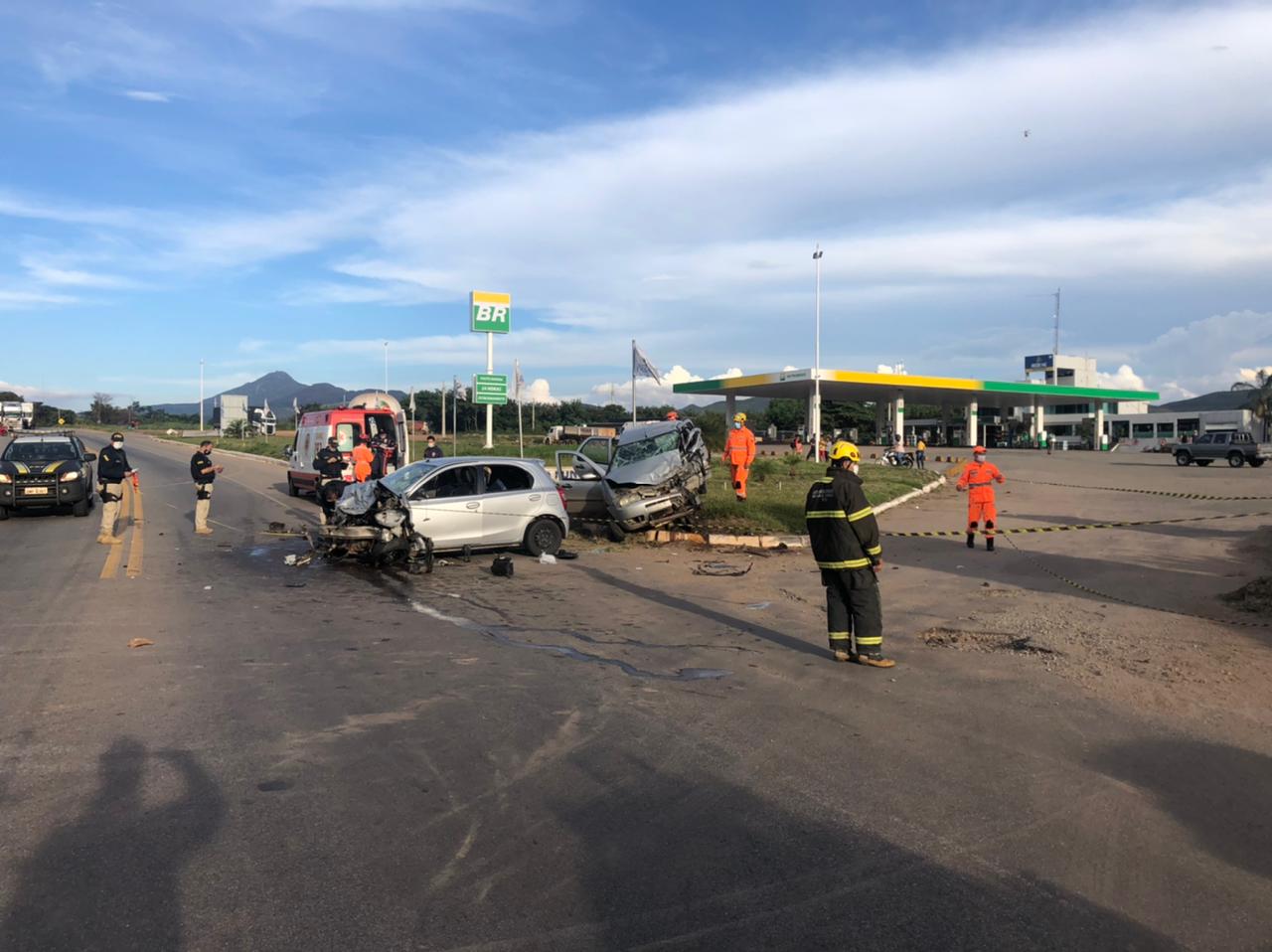 Duas pessoas morrem em acidente na BR-381, no trevo de Ravena, em Sabará - Foto: Divulgação/Corpo de Bombeiros