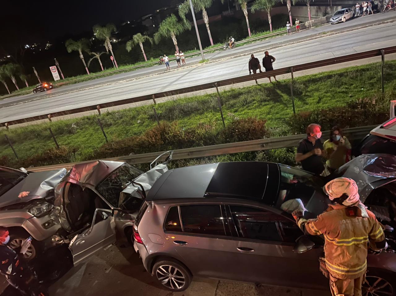 Homem morre após ser atingido por caminhonete dirigida por adolescente na MG-10, em BH - Foto: Divulgação/Corpo de Bombeiros