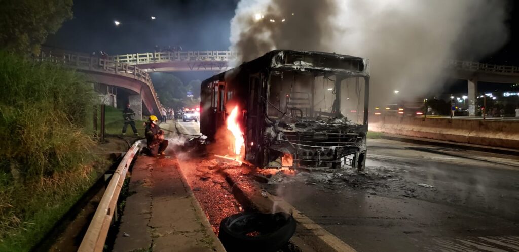 Ônibus coletivo pega fogo e fecha Anel Rodoviário em Belo Horizonte - Foto: Divulgação/Corpo de Bombeiros