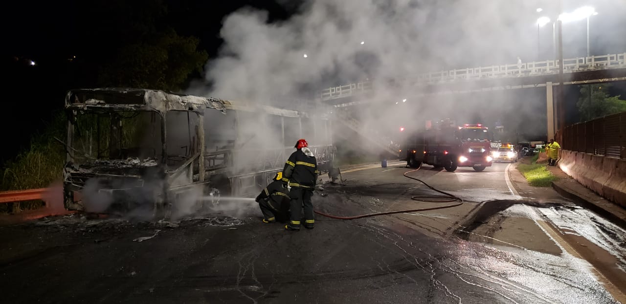 Ônibus coletivo pega fogo e fecha Anel Rodoviário em Belo Horizonte - Foto: Divulgação/Corpo de Bombeiros