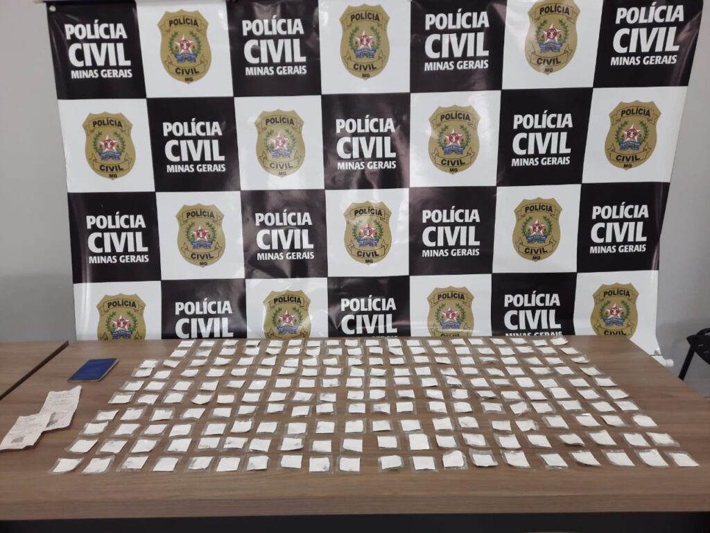 Mulher é presa com quase 200 papelotes de cocaína em Cambuí - Foto: Divulgação/PCMG