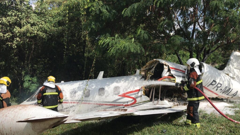 Avião cai no Aeroporto da Pampulha, em Belo Horizonte - Foto: Divulgação/CBMMG