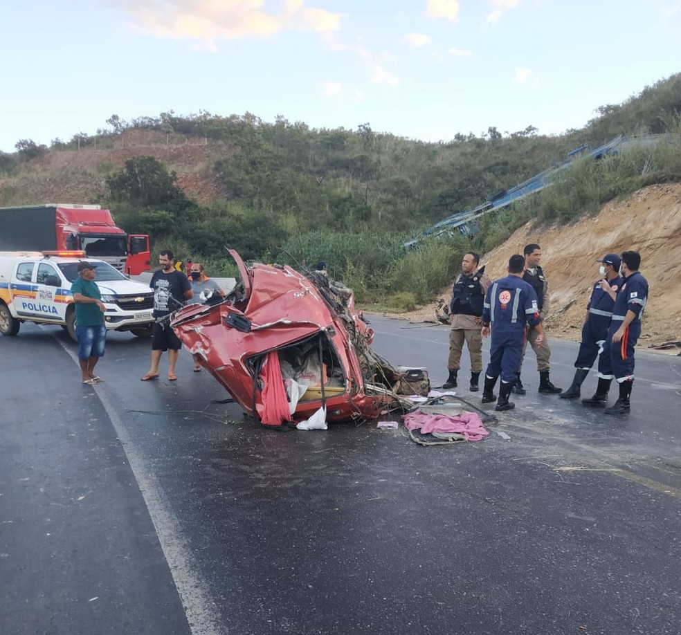 Motorista de cegonheira morre após ser arremessado em acidente na BR-251, em Francisco Sá - Foto: Divulgação/Corpo de Bombeiros
