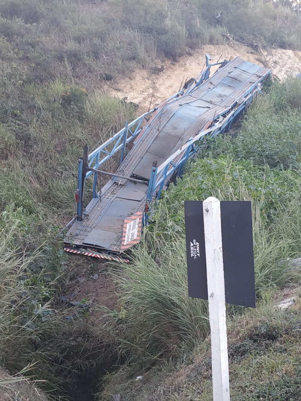 Motorista de cegonheira morre após ser arremessado em acidente na BR-251, em Francisco Sá - Foto: Divulgação/Corpo de Bombeiros