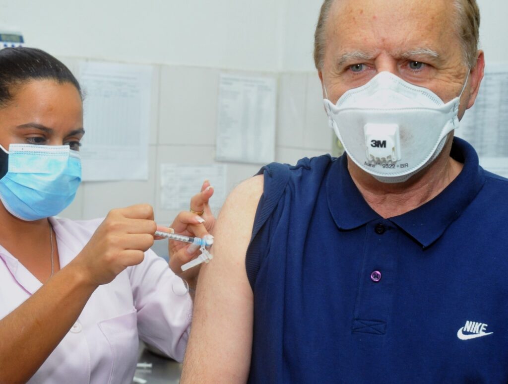 Aos 69 anos, Vittorio Medioli é vacinado contra a covid-19 em Betim - Foto: Edson Dutra/Prefeitura de Betim