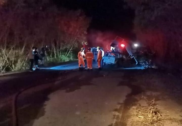 Cinco pessoas morrem carbonizadas em acidente na MG-060, em Maravilhas - Foto: Divulgação/Corpo de Bombeiros