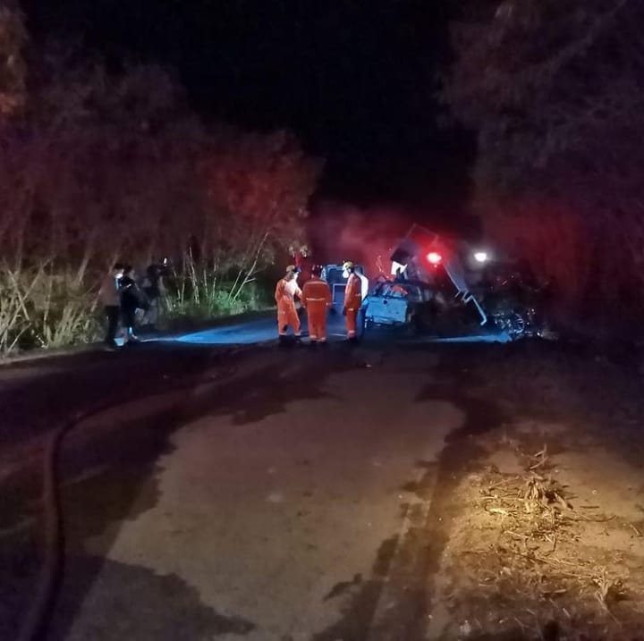 Cinco pessoas morrem carbonizadas em acidente na MG-060, em Maravilhas - Foto: Divulgação/Corpo de Bombeiros