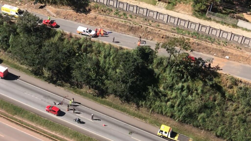 Duas pessoas morrem após serem lançadas para fora do carro na BR-040, em Ribeirão das Neves - Foto: Divulgação/Corpo de Bombeiros