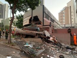 Motorista de caminhão morre após veículo invadir centro comercial no Buritis, em BH - Foto: Divulgação/Corpo de Bombeiros