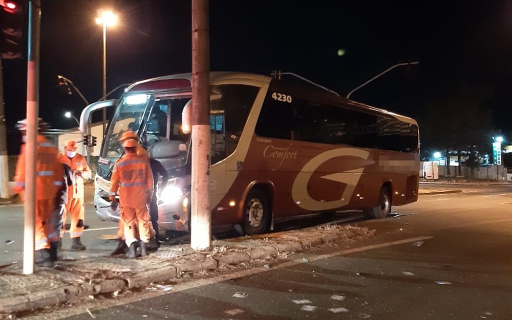 Recém-nascido morre e duas mulheres ficam feridas em acidente entre carro e ônibus em Varginha - Foto: Divulgação/Corpo de Bombeiros