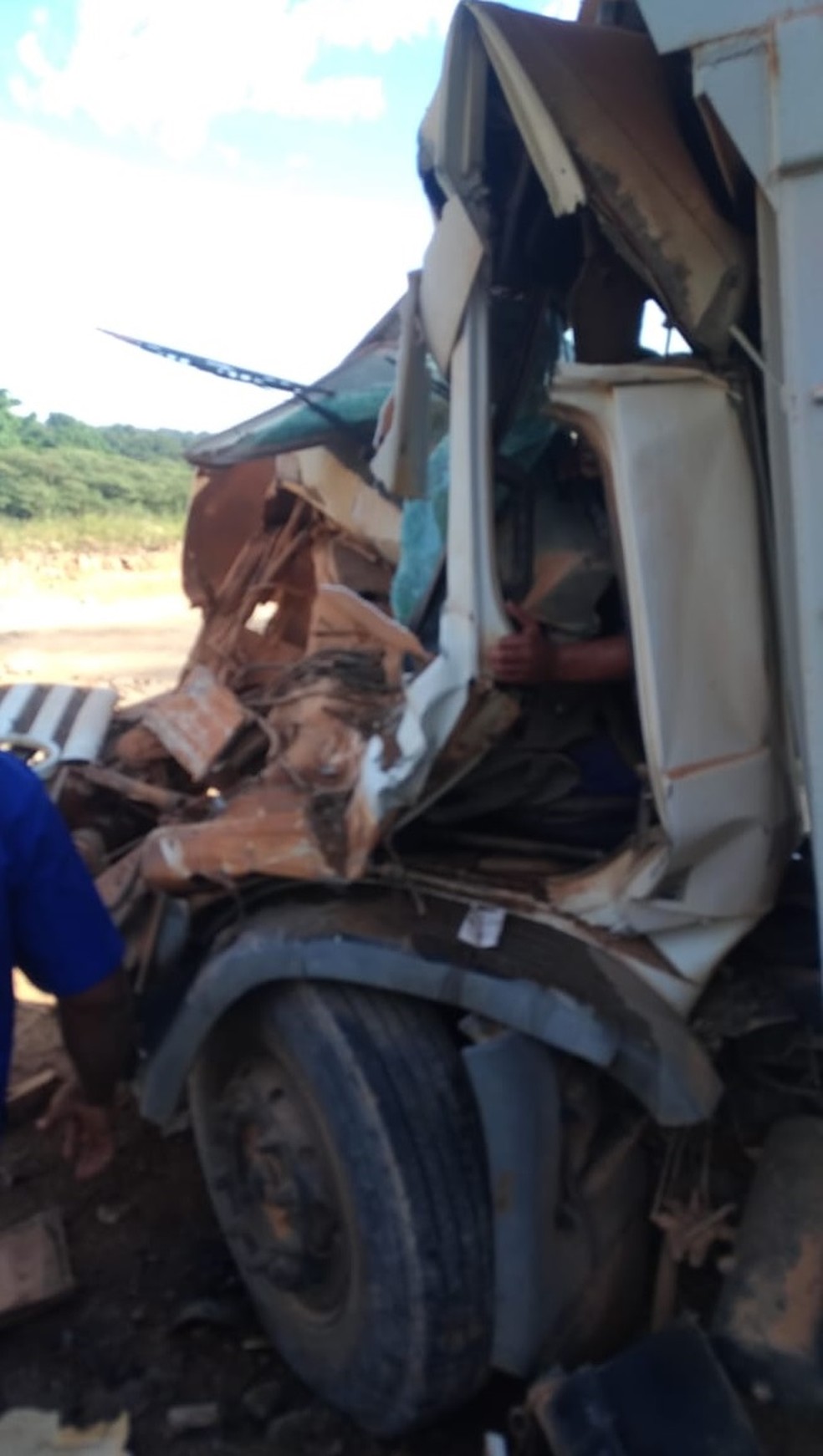 Homem sobrevive a grave acidente entre dois caminhões em Contagem - Foto: Divulgação/Corpo de Bombeiros