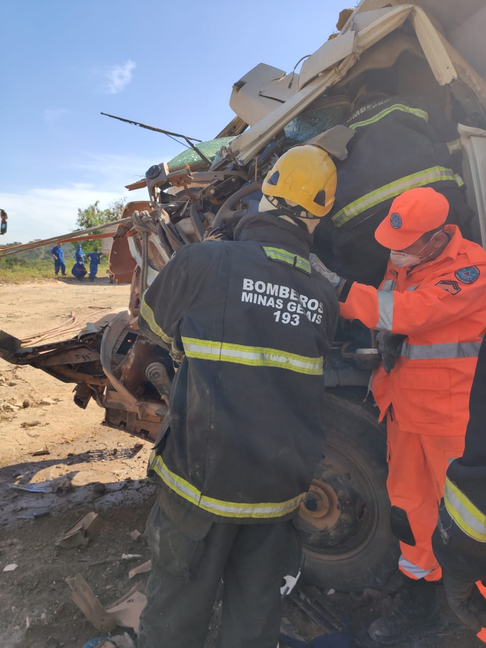 Homem sobrevive a grave acidente entre dois caminhões em Contagem - Foto: Divulgação/Corpo de Bombeiros