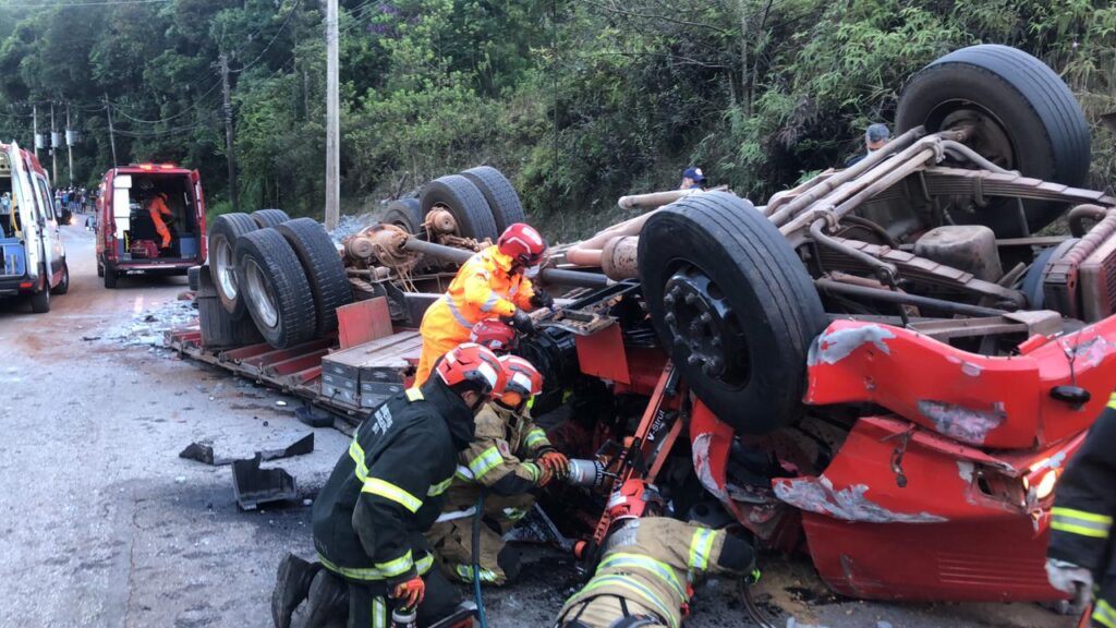 Motorista morre após caminhão capotar na MG-30 em Nova Lima - Foto: Divulgação/Corpo de Bombeiros