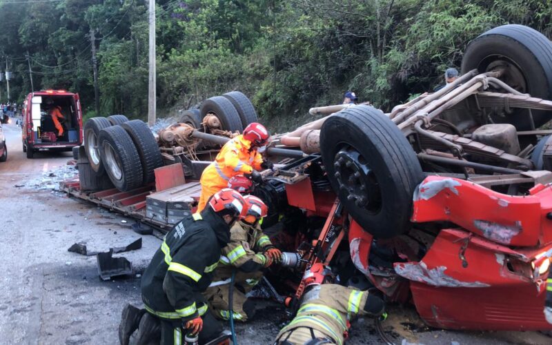 Motorista morre após caminhão capotar na MG-30 em Nova Lima - Foto: Divulgação/Corpo de Bombeiros