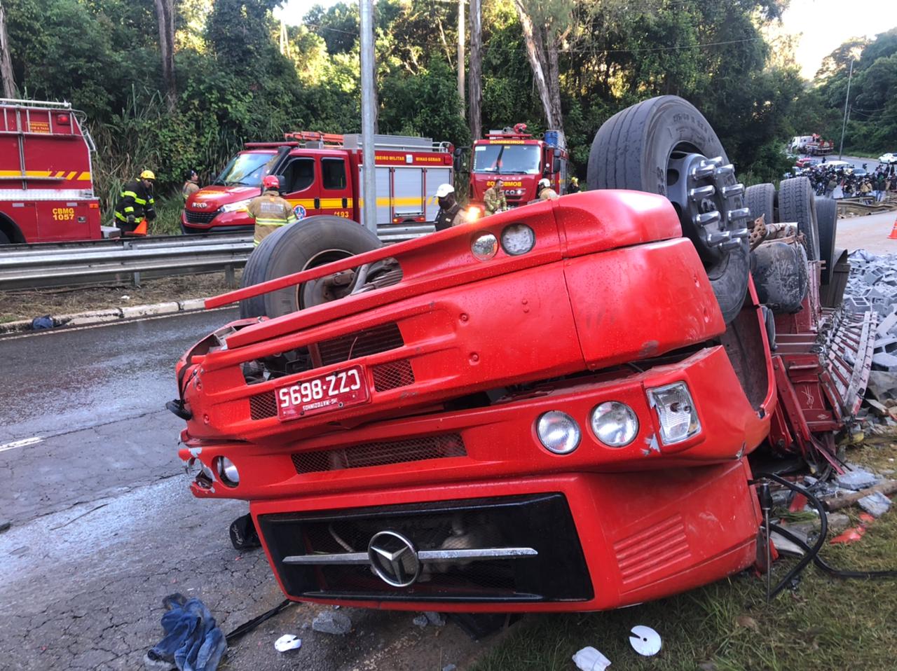 Motorista morre após caminhão capotar na MG-30 em Nova Lima - Foto: Divulgação/Corpo de Bombeiros