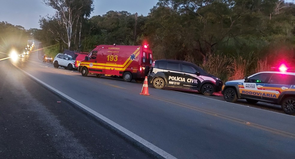 Mulher morre em batida entre carro e caminhão na BR-494, em Nova Serrana - Foto: Corpo de Bombeiros/Divulgação