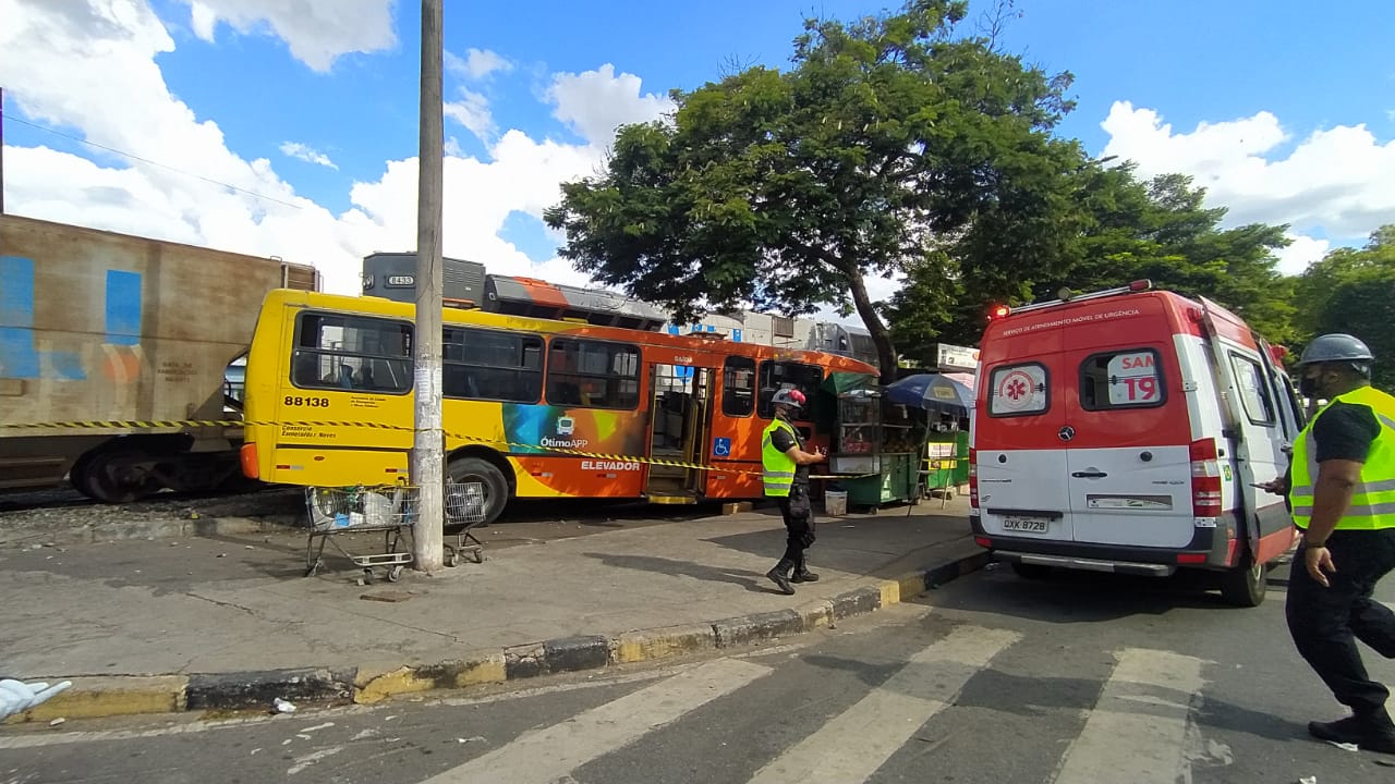Cinco pessoas ficam feridas após ônibus ser arrastado por trem em Betim, na Grande BH 2 Cinco pessoas ficam feridas após ônibus ser arrastado por trem em Betim, na Grande BH - Foto: Divulgação/Corpo de Bombeiros