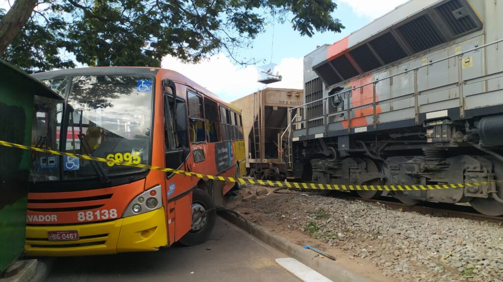 Cinco pessoas ficam feridas após ônibus ser arrastado por trem em Betim, na Grande BH - Foto: Divulgação/Corpo de Bombeiros