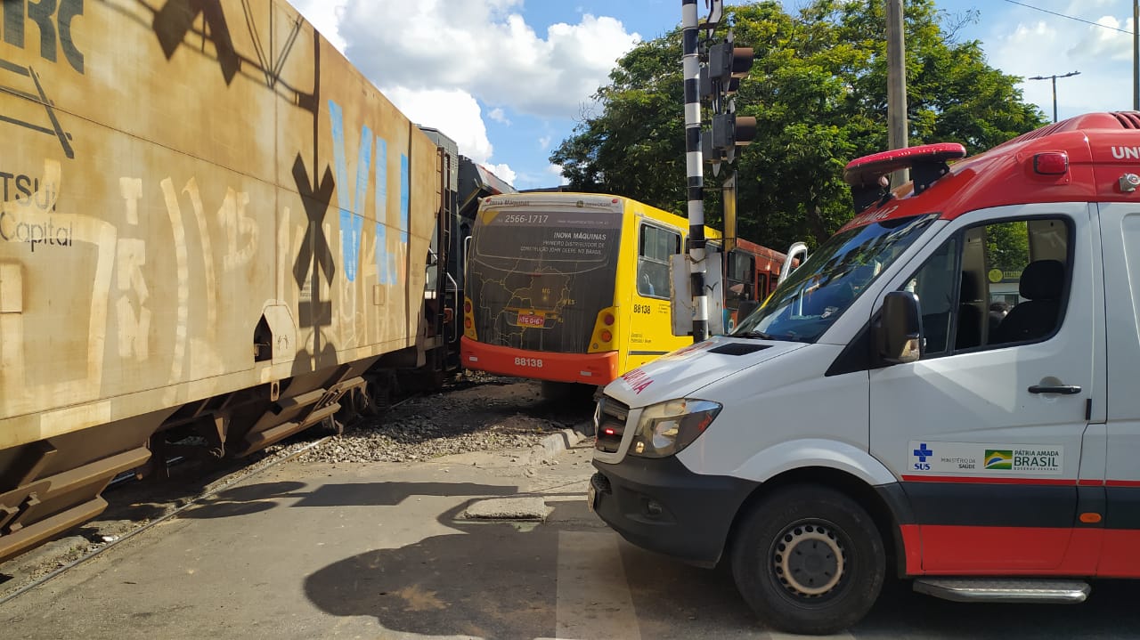 Cinco pessoas ficam feridas após ônibus ser arrastado por trem em Betim, na Grande BH 1 Cinco pessoas ficam feridas após ônibus ser arrastado por trem em Betim, na Grande BH - Foto: Divulgação/Corpo de Bombeiros