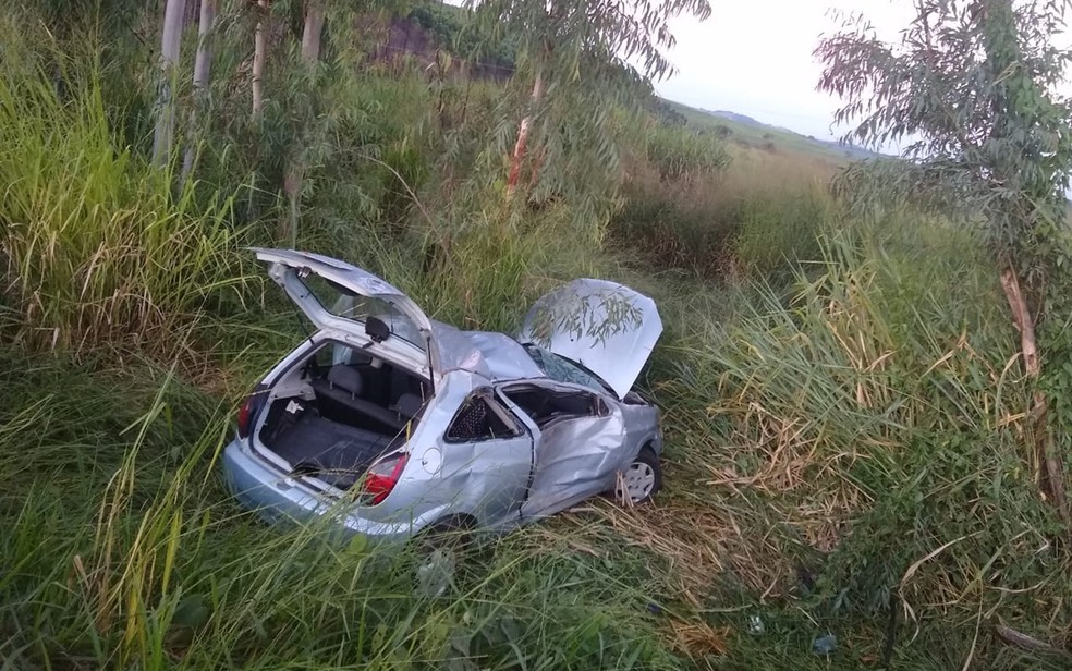 Motorista fica ferido após capota carro na MGC-179, em Alfenas - Foto: Divulgação/Corpo de Bombeiros