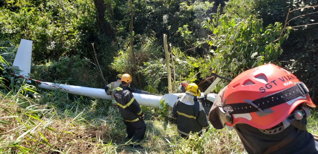 Helicóptero com 4 tripulantes cai no bairro Olhos D’água, em Belo Horizonte - Foto: Divulgação/Corpo de Bombeiros