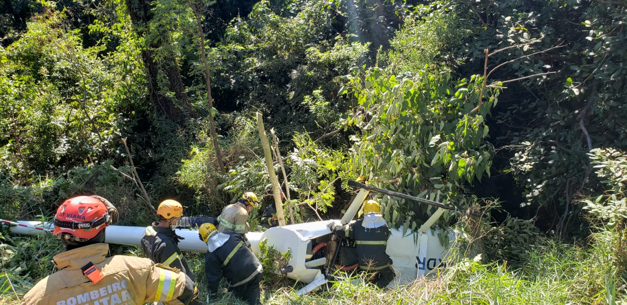 Helicóptero com 4 tripulantes cai no bairro Olhos D’água, em Belo Horizonte - Foto: Divulgação/Corpo de Bombeiros