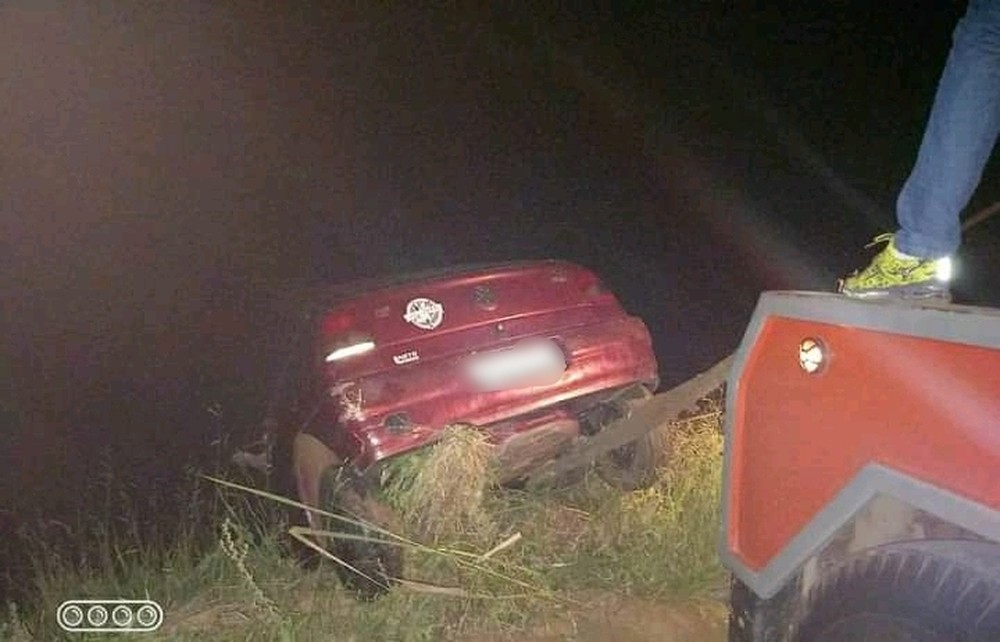 Casal e criança de 7 anos morrem após carro cair no Rio Carangola na MG-265 - Foto: Rádio Muriaé/Paulo Roberto da Rádio