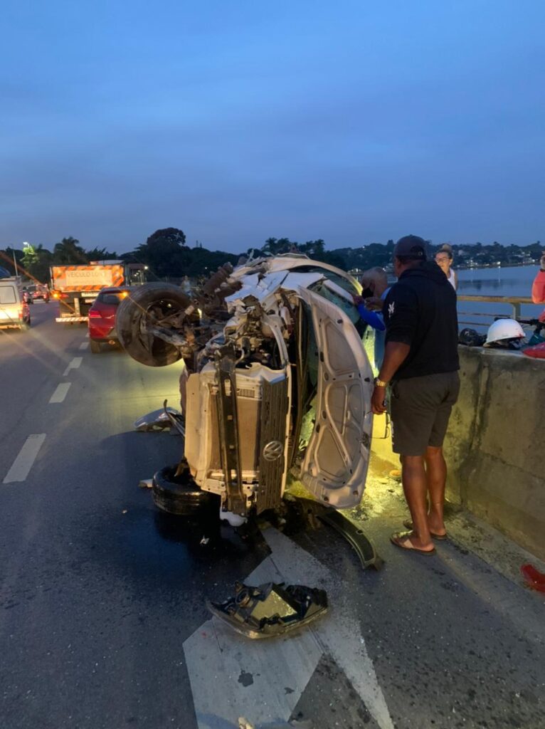 Motorista fica ferido após carro ser atingido por carreta na Pampulha, em BH - Foto: Divulgação/Corpo de Bombeiros