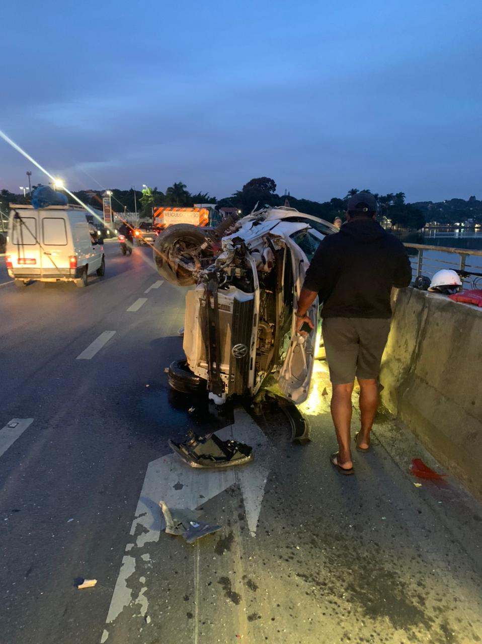 Motorista fica ferido após carro ser atingido por carreta na Pampulha, em BH - Foto: Divulgação/Corpo de Bombeiros