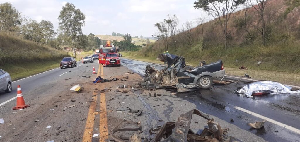 Mulher morre em acidente entre carro e ônibus na BR-040, em Alfredo Vasconcelos - Foto: Divulgação/Corpo de Bombeiros